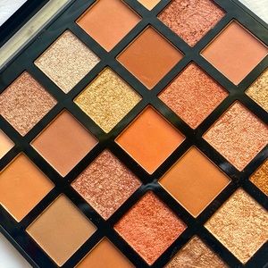 Sparkling earthy eyeshadow colors